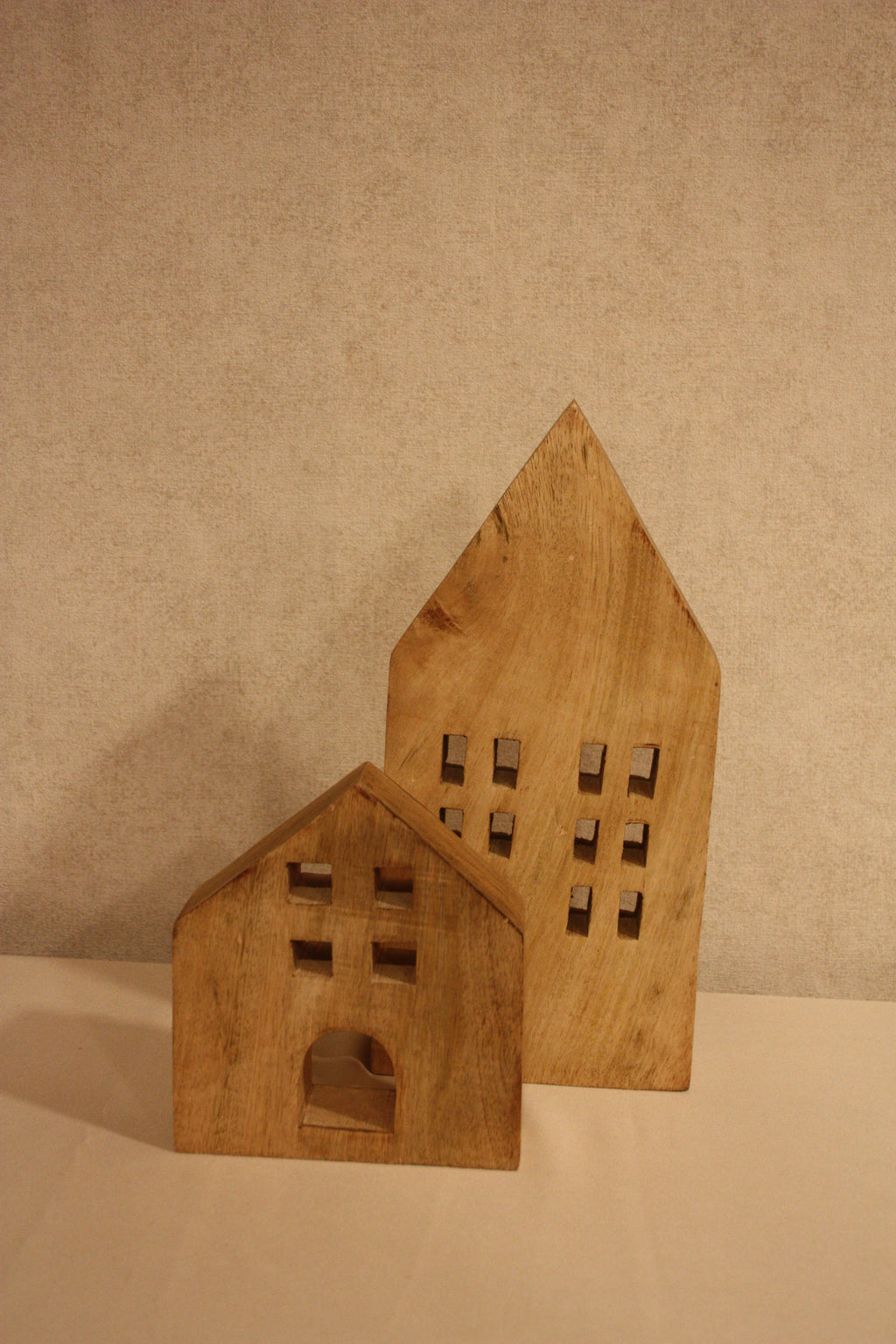Statue house mango wood M/S